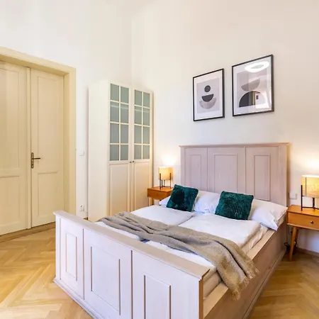 Old Town Square Apart Otel Prag