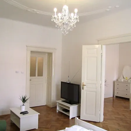 Old Town Square Appart hôtel 4*