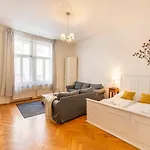 Ξενοδοχείο με διαμερίσματα Old Town Square 4*