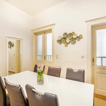 מלון דירות Old Town Square 4*