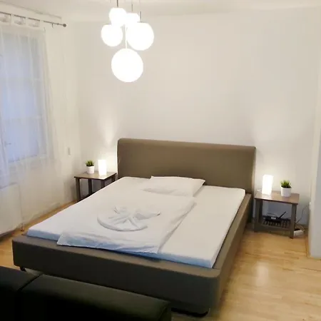 Old Town Square מלון דירות 4*
